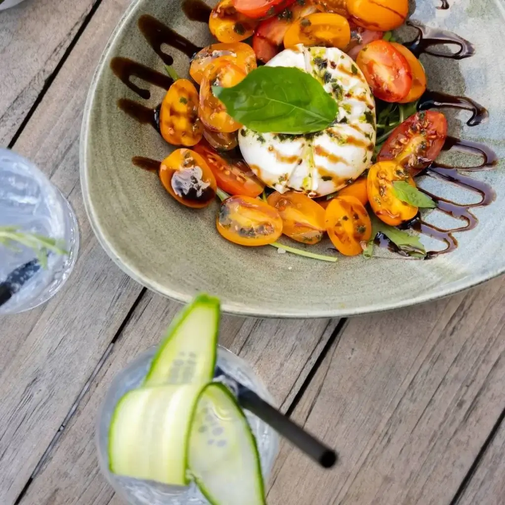 Burrata med cherrytomater, basilikum og balsamicoglace.