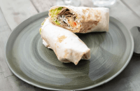 51. Durum Med salat, cherrytomater, rødløg og dressing