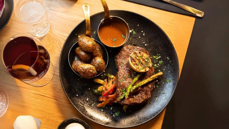Ribeye serveret hos Restaurant Cook's