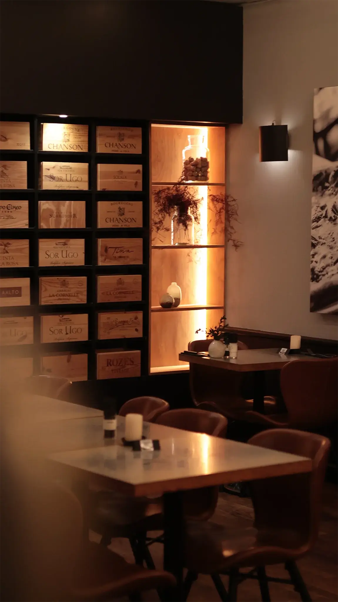 Restaurant Cook’s interiør med borde og varm belysning.